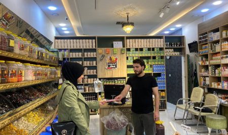 فێرخوازانی بەشی مایکرۆبایۆلۆجی پزیشکی هەڵمەتێکی هۆشیاری دەربارەی شێرپەنجەی سییەکان لە بازاڕی هەولێر ئەنجام دەدەن