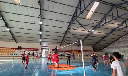Fourth Match of the Indoor Volleyball League: Impressive Victory of the Anesthesia Techniques Department Students over the Software Engineering and Informatics Department Students