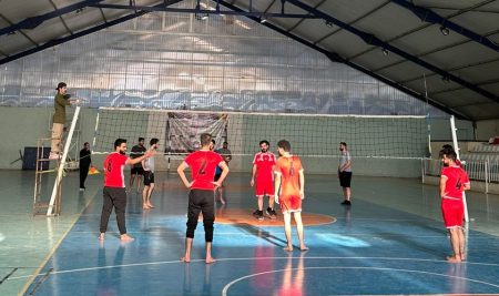 فريق طلبة قسم التربية البدنية وعلوم الرياضة يحقق فوزاً ساحقاً ويتأهل إلى النهائي