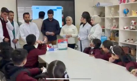 فێرخوازانی بەشی شیکاریی کیمیایی پزیشکی  لە قوتابخانەی لانەی بنەڕەتی چالاكیەكی هۆشیارییان دەربارەی نەخۆشییە گوازراوەکان بەڕێوەدەبەن