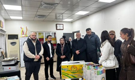 طلبة من قسم إدارة الأعمال يهدون مكتبة مدرسة النصر للمتميزات مجموعة كتب متنوعة