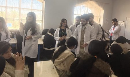 فێرخوازانی بەشی شیکاریی کیمیایی پزیشکی چالاکییەکی تەندروستی و پشکنینی پزیشکییان لە قوتابخانەی خەجە باوەی کچان ئەنجامدا