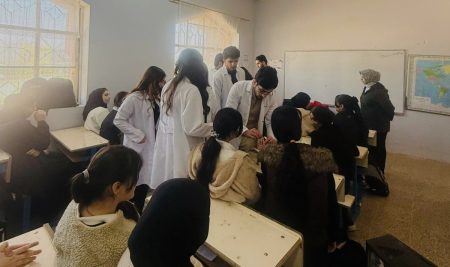 طلبة من قسم التحليلات الكيميائية الحياتية الطبية ينفذون نشاطاً صحياً وفحوصات طبية في مدرسة خجة باوي للبنات