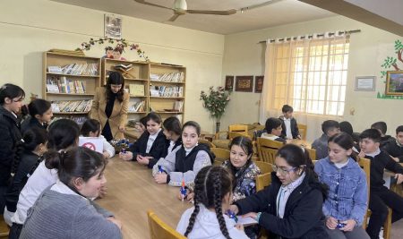 طلبة من قسم العلوم الطبية الحيوية ينظمون ندوة توعوية حول الإسعافات الأولية في مدرسة أمين زكي الأساسية المختلطة