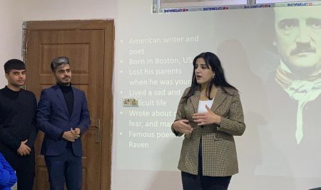 طلبة قسم اللغة الإنجليزية يقدمون ورشة أدبية عن إدغار آلان بو في ثانوية باز الأهلية