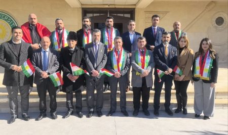 جامعة جيهان–أربيل تنظم وقفة تضامنية واسعة دعماً لغرب کوردستان (روجآفا)