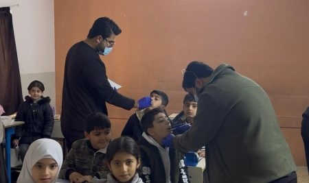 بۆ بەرزکردنەوەی ئاستی هۆشیاری تەندروستی؛ فێرخوازانى کۆلێژی پزیشکی ددان هەڵمەتێکی پشکنین و هۆشیاری لە قوتابخانەی “هەژاران” ئەنجام دەدەن