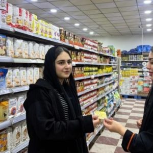 طلبة من قسم اللغة الإنجليزية يُجرون نشاطاً حوارياً ميدانياً بمناسبة شهر رمضان المبارك