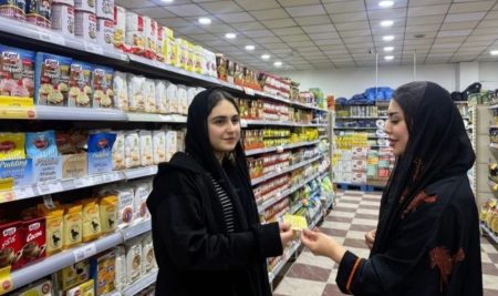 طلبة من قسم اللغة الإنجليزية يُجرون نشاطاً حوارياً ميدانياً بمناسبة شهر رمضان المبارك