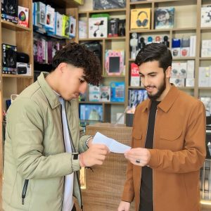 فێرخوازانی بەشى زمانی ئینگلیزی کارامەییەکانی ئاخافتن لەگەڵ هاوڵاتیاندا پەیڕەو دەکەن