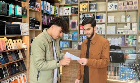 فێرخوازانی بەشى زمانی ئینگلیزی کارامەییەکانی ئاخافتن لەگەڵ هاوڵاتیاندا پەیڕەو دەکەن