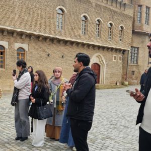 فێرخوازانی بەشى ئەندازیاری تەلارسازی لایەنە مێژوویی و ئەندازیارییەکانى قەڵای هەولێر دەخوێننەوە