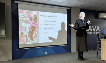 طلبة من قسم العلوم الطبية الحيوية يقدمون ندوة حول الهرمونات الأنثوية في إعدادية ساڤا