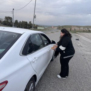 طلبة من قسم ادارة الاعمال ينظمون نشاطا لتوزيع وجبات افطار على المواطنين