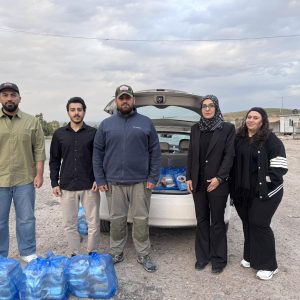 فێرخوازانی بەشی کارگێڕی کار ژەمی بەربانگ بەسەر ڕێبوارانی بازگەی (زورگە زراو) دابەش دەکەن