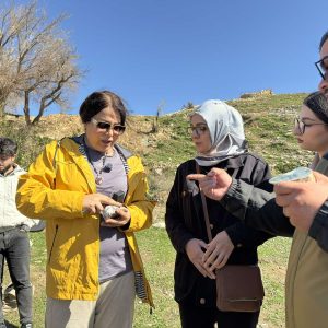 طلبة من قسم إدارة الأعمال يقومون برحلة استكشافية عن الأحجار الكريمة