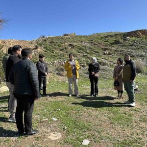 فێرخوازانی بەشى کارگێڕی کار لە چالاکیەکى مەیدانیدا بەدواداچوون بۆ جۆرە بەردە بەنرخەکانى کوردستان ئەنجام دەدەن