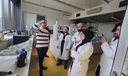 فێرخوازانی زانکۆی جیهان-هەولێر لە چیک ئاشنای ستانداردە نێودەوڵەتییەکانی سەلامەتیی تاقیگە دەبن