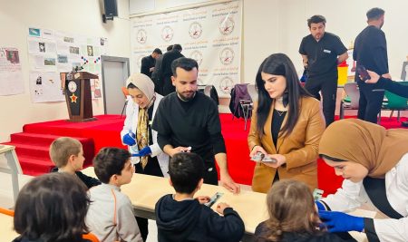 طلبة من كلية طب الأسنان ينظمون حملة صحية خيرية في مدرسة محلية