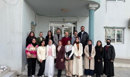 طلبة من كلية الصيدلة يقدمون الملابس لدار الأيتام