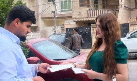 طلبة من قسم اللغة الإنجليزية ينظمون حملة توعية بمناسبة اليوم العالمي للعدالة الاجتماعية في منطقة الحي العسكري