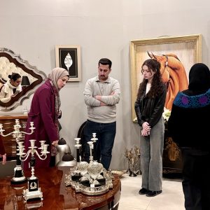 فێرخوازانی بەشى ئەندازیارى دیزاینی ناوخۆیی ئاشنای قۆناغەکانی دروستکردنی کەلوپەل و دیزاینی ناوماڵ لە (گالەری شام) بوون