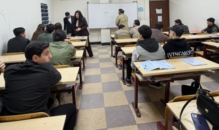 فێرخوازانی بەشی زمانی ئینگلیزی چالاکیەکى تایبەتى زمانەوانى بۆ قوتابیانی ئامادەیی کارۆخ ئەنجام دەدەن