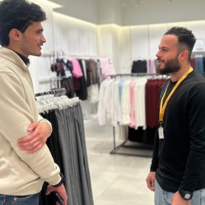 طلبة من قسم اللغة الإنجليزية يستكشفون عملية التواصل في مجال خدمة العملاء في جراند مجيدي مول وجولان مول في أربيل