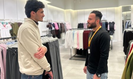 طلبة من قسم اللغة الإنجليزية يستكشفون عملية التواصل في مجال خدمة العملاء في جراند مجيدي مول وجولان مول في أربيل