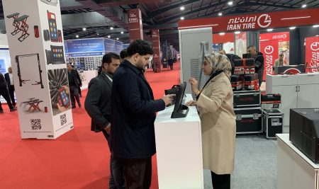 طالبة من قسم التربية العامة تشارك في اعمال المعرض الدولي الحادي عشر للسيارات