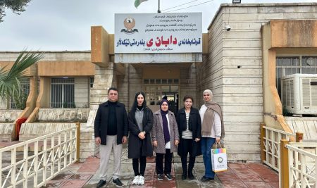 طالبـتان من قسم التربية العامة تقدمان درسًا نموذجيًا في مدرسة دابان الابتدائية الحكومية