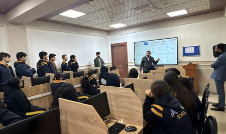 فێرخوازانی بەشی ڕاگەیاندن ئامرازەکانی ژیریی دەستکرد بە قوتابیانی قوتابخانەی ئاگا دەناسێنن