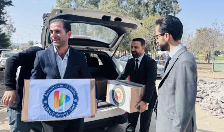 قسم الإعلام يهدي مجموعة كبيرة من الكتب والمصادر العلمية للمكتبة العامة في چەمچەمال