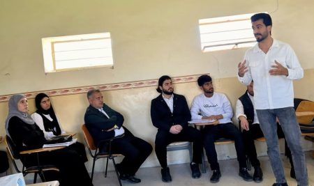 طالب في قسم الإعلام يوضح سبل مواجهة الاكتئاب الرقمي لطلبة إعدادية في قضاء كفري