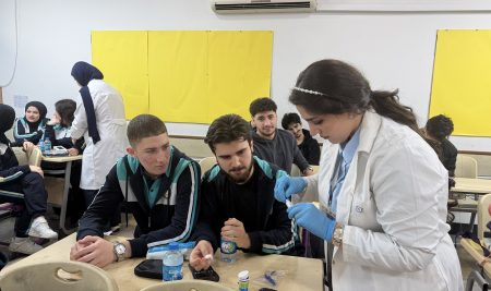 فێرخوازانی بەشى شیکاری کیمیایی پزیشکى هەڵمەتێکی پشکنین و هۆشیاریی تەندروستی لە کۆمەڵگەی جیهانی نێودەوڵەتی ئەنجام دەدەن