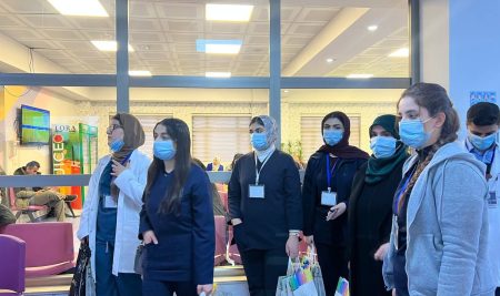 طلبة من قسم التحليلات المختبرية الطبية ينظمون مبادرة خيرية لدعم مرضى السرطان