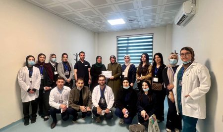 فێرخوازانی بەشى شیکاری تاقیگەى پزیشکى دەستپێشخەرییەکی مرۆیی بۆ پشتیوانیکردنی منداڵانی تووشبوو بە شێرپەنجە ئەنجام دەدەن