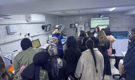 طلبة من قسم التحليلات المختبرية الطبية يزورون مختبر سمارت في زيارة علمية