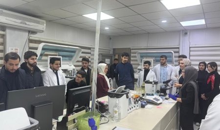طلبة من قسم التحليلات المختبرية يزورون مختبر ميدلاين في زيارة علمية متقدمة