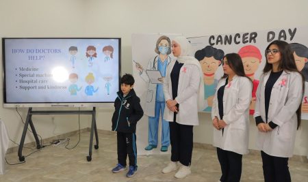 فێرخوازانی بەشی شیکاری تاقیگەیی پزیشکى هەڵمەتێکی هۆشیاری لەبارەى شێرپەنجە بۆ منداڵان ئەنجام دەدەن