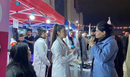 فێرخوازانى بەشى نیوتریشن و دایەتێتیکس خزمەتگوزاریی تەندروستی و ڕاوێژکارییان پێشکەش بە سەردانیکەرانی فیستیڤاڵى “هەولێر ستریت بازاڕ” دەکات