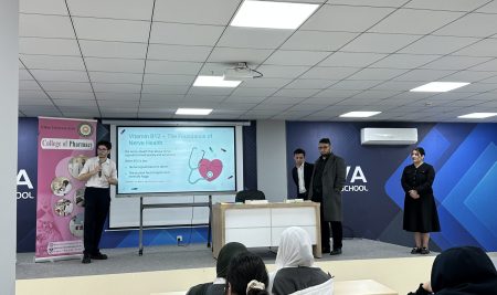 فێرخوازانی کۆلێژی دەرمانسازی سیمینارێکی هۆشیاری پزیشکی لە قوتابخانەی ساڤا ئەنجام دەدەن