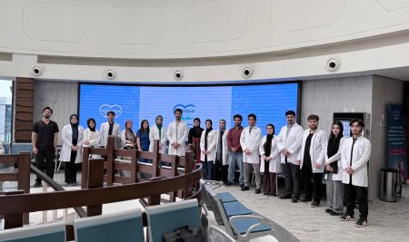 فێرخوازانی چارەسەری سروشتی لایەنە تاقیگەییەکانی پشکنینی شانەکان لە نەخۆشخانەی میهرەبانی بەسەر دەکەنەوە