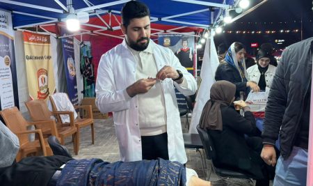 طلبة من قسم العلاج الطبيعي يقدمون خدمات علاجية مجتمعية في مهرجان بازار الشوارع