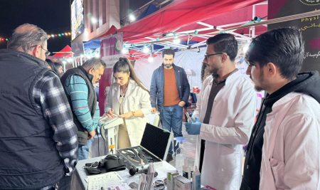 فێرخوازانی بەشى چارەسەری سروشتی لە فیستیڤاڵی (هەولێر ستریت بازاڕ) پشکنین و چارەسەری فیزیایی بۆ هاوڵاتیان ئەنجام دەدەن