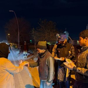 لە هەنگاوێکی خێرخوازیدا؛ فێرخوازانی زانکۆی جیهان-هەولێر ژەمی پاشێو بەسەر کرێکاران و کەمدەرامەتاندا دابەش دەکەن