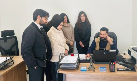 فێرخوازانی بەشی وەرگێڕان لە نووسینگەی (زووم) مەشقی پراکتیکی لەسەر وەرگێڕانی بەڵگەنامە فەرمییەکان دەکەن