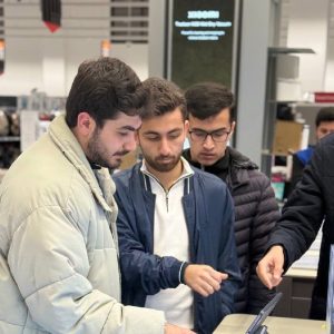 فێرخوازانى بەشی ئەندازياری پرۆگرامسازی و ئينفۆرماتيك لە میانەى سەردانێکى مەیدانیدا ئاشناى نوێترین بەرهەمە تەکنەلۆژیاکان دەکرێن