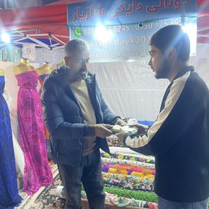 فێرخوازانی بەشی کارگێڕی کار لە مانگى پیرۆزى ڕەمەزاندا؛ قورئانی پیرۆز بەسەر هاوڵاتیان دابەش دەکەن