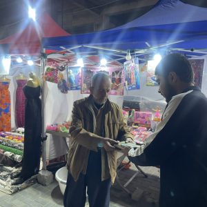 طلبة قسم إدارة الأعمال يوزعون المصحف الشريف (القرآن الكريم) على المواطنين